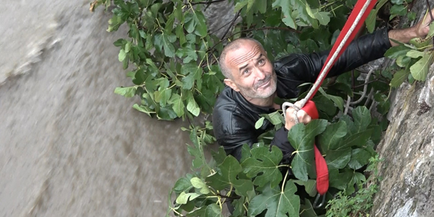 Merakı canından ediyordu! İncir ağacına tutunarak hayatta kaldı