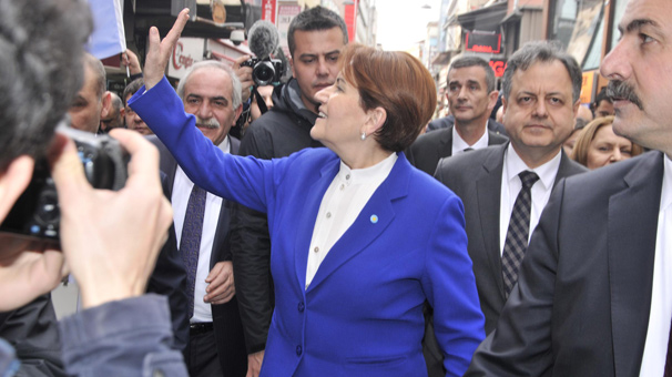 Meral Akşener memleketinde esnafı ziyaret etti