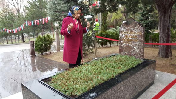 Meral Akşener, Türkeş'in mezarını ziyaret etti!