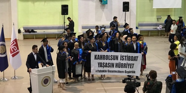 Meral Akşener'in gazına gelen öğrencilerden 