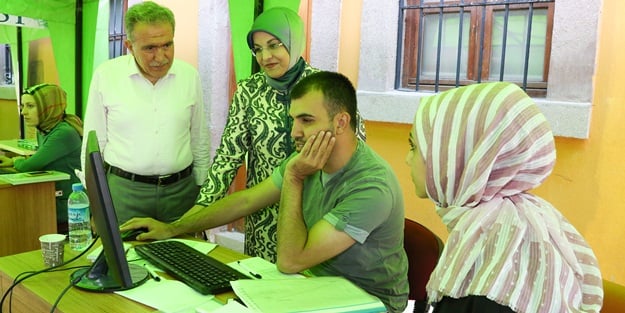 Meram Belediyesi tercih merkeziyle öğrencilerin yanında