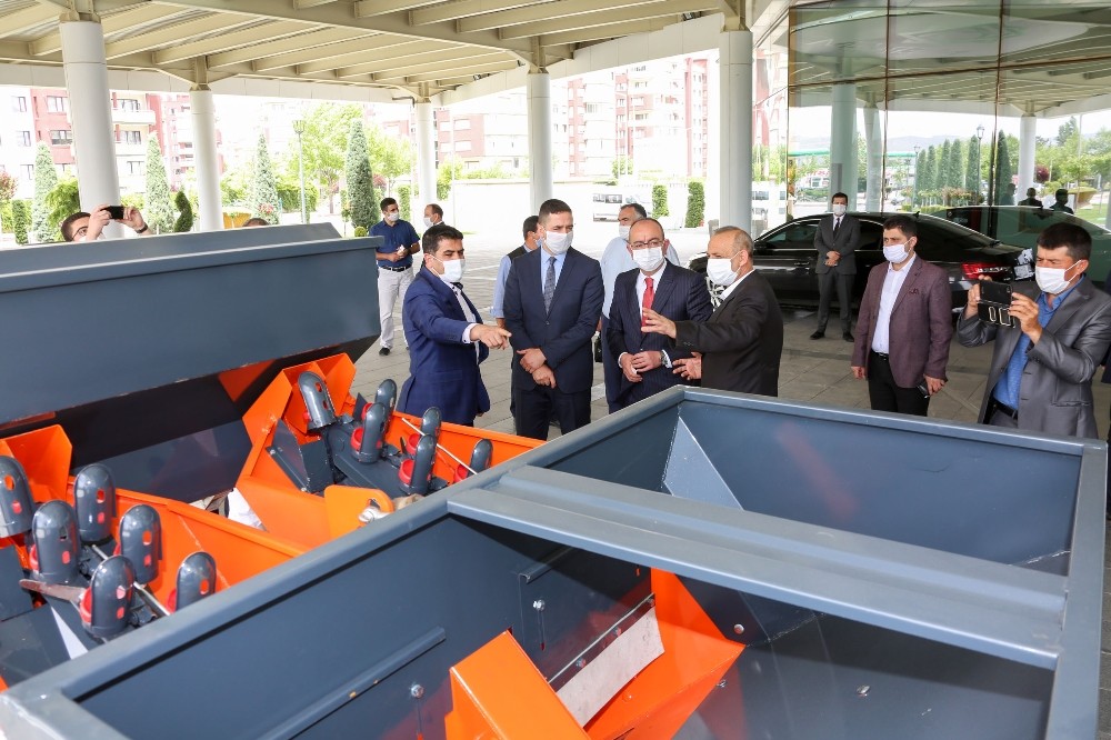 Meram çiftçisine ekipman desteği vermek üzere atılan imzalar ilk meyvelerini verdi 