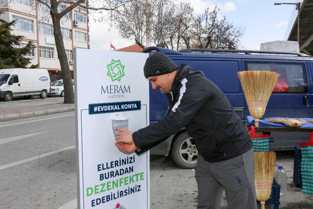 Meram’da Pazar yerlerinde eldiven ve maske dağıtıldı 