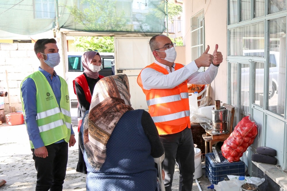 Meram’da yalnız yaşayan büyüklerin iftar yemeklerini Başkan Kavuş dağıttı 