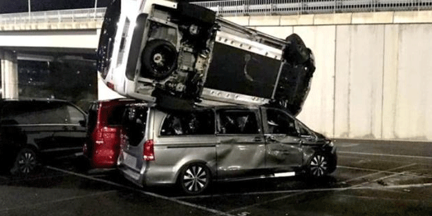Mercedes-Benz çalışanı ortalığı birbirine kattı! Milyonluk araçlar hurdaya döndü