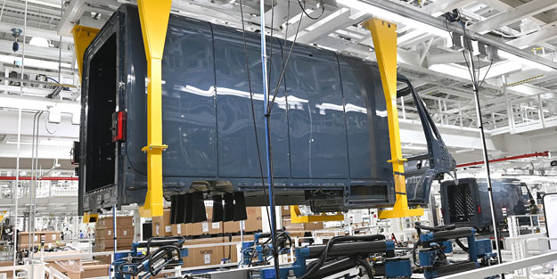 Mercedes, Tesla’nın rakibiyle el sıkıştı