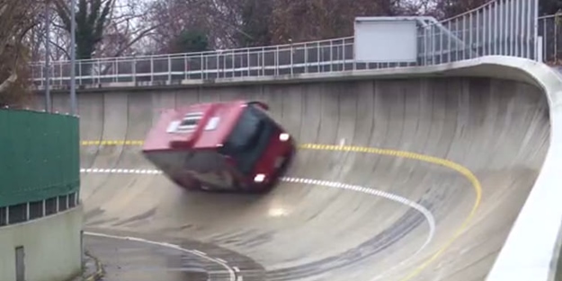 Mercedes'in inanılmaz yolcu otobüsü testi