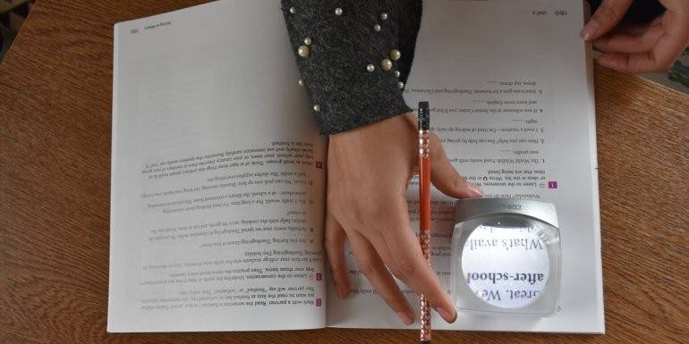 Mercekle ders çalışan Nazlıcan azmiyle üniversiteli oldu