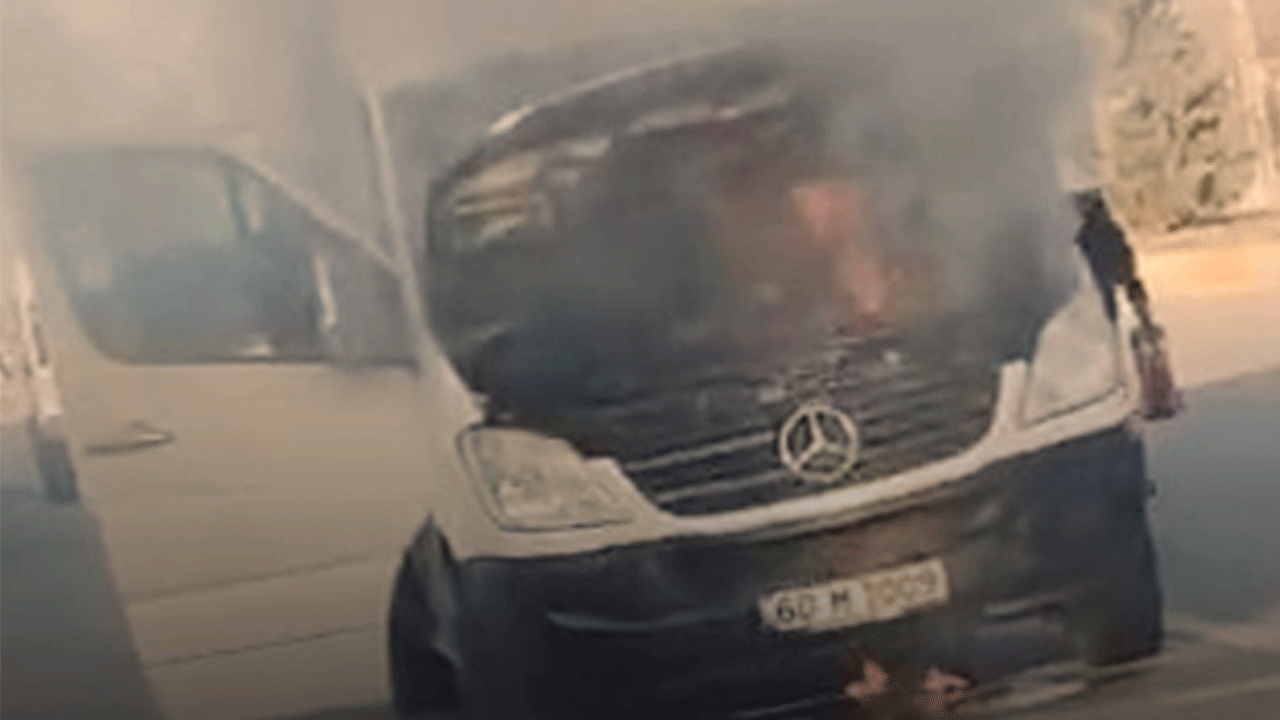 Merdeces saniyeler içinde alev aldı! Canlarını zor kurtardılar!