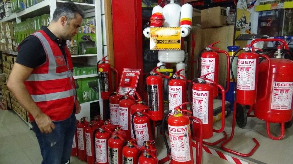 Merdiven altı doldurulan yangın tüplerine dikkat 