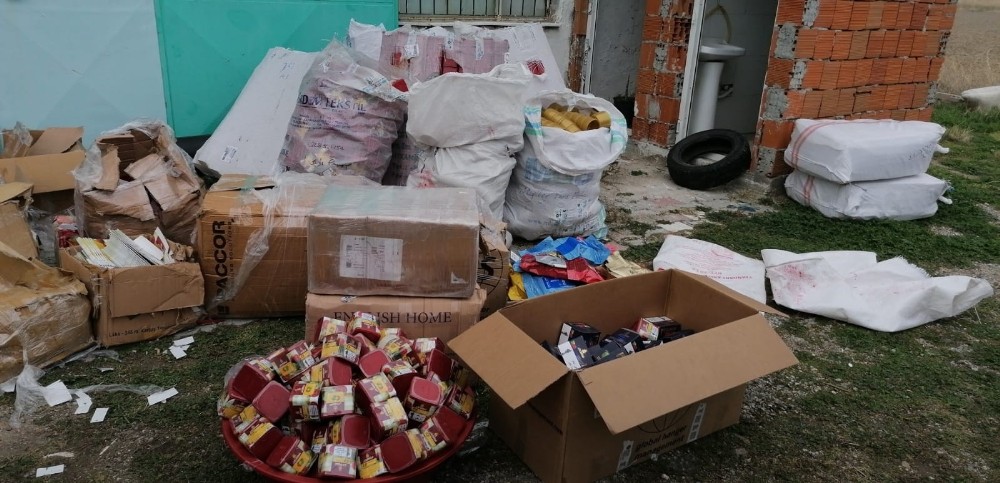 Merdiven altı nargile tütünü üretimi yapılan depoya polis baskını 