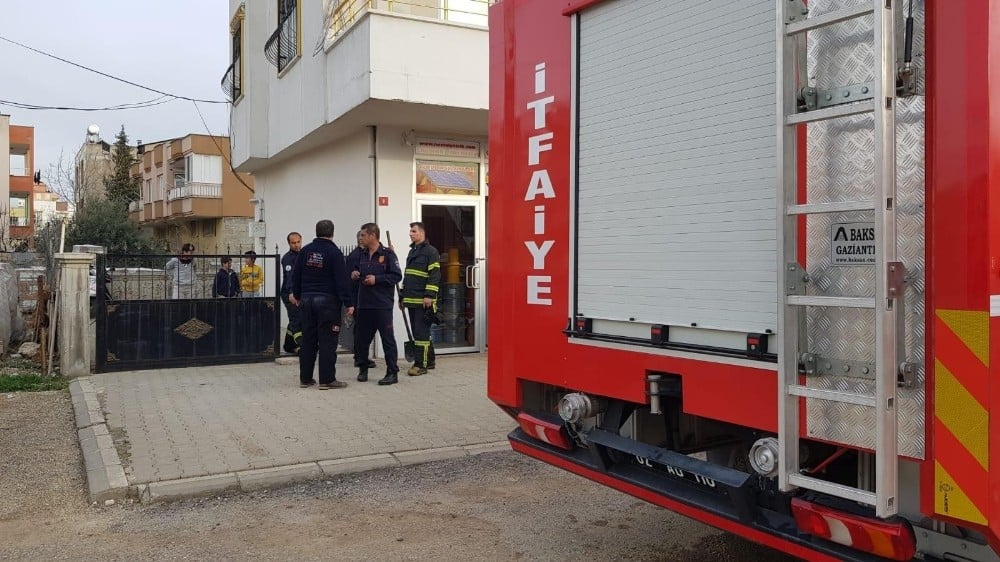 Merdiven boşluğunda çıkan yangın büyümeden söndürüldü 