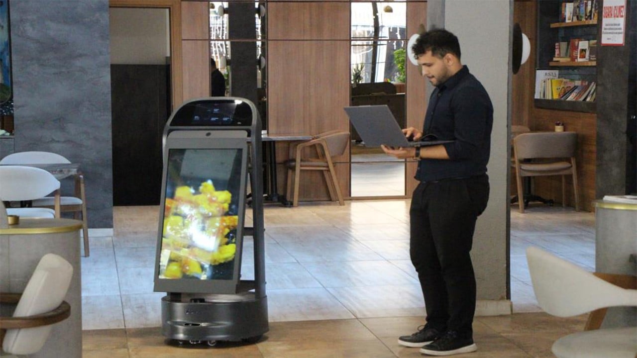Merdivenden düşmeye 3 gün izin Garson robot iş kazası geçirdi rapor aldı