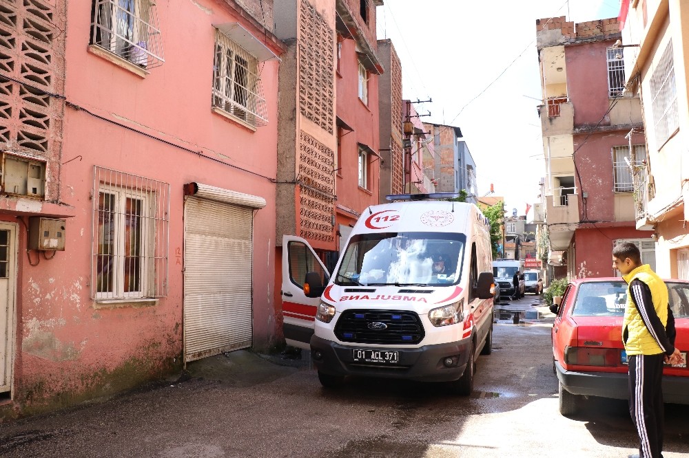 Merdivenden düştü, oğlunun kapısının önünde hayatını kaybetti 