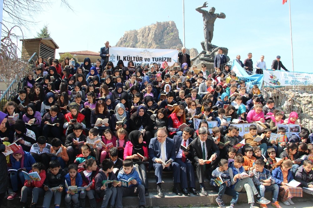 Merdivenlere oturup hep birlikte kitap okudular 