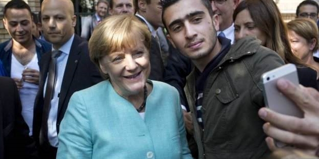 Merkel canlı bombayla selfie mi çekti?