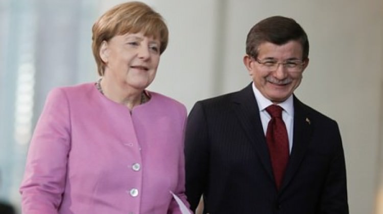Merkel Başbakan Davutoğlu'nun davetini kabul etti
