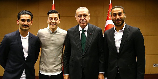 Merkel eleştirdiği Özil ve Gündoğan'la özel olarak görüştü!