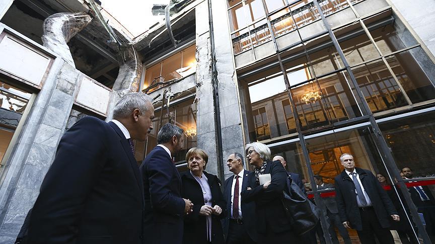  Merkel FETÖ'cü darbecilerin vurduğu Meclisi gezdi