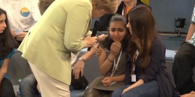 Merkel Filistinli mülteci kızı ağlattı!