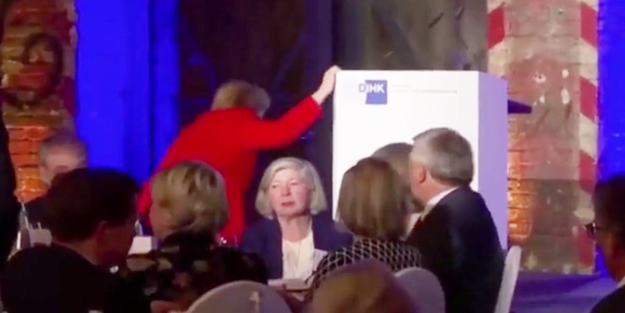 Merkel herkesi korkuttu! Salondakiler şok oldu