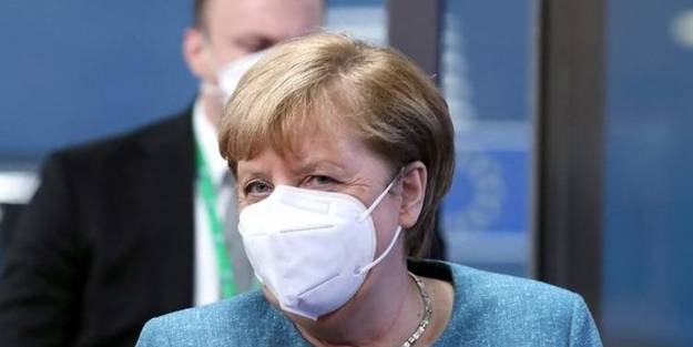 Merkel ikinci doz aşısını oldu