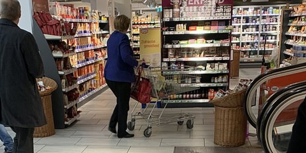 Merkel markette yakalandı