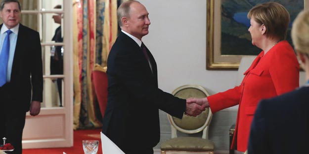 Merkel Putin'i baş başa yaptıkları kahvaltıda ikna etmiş: 4'lü zirve yapılacak