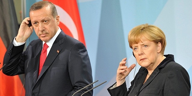 Merkel 'telekulak' sorusunu cevaplayamadı