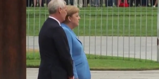 Merkel yine titredi!