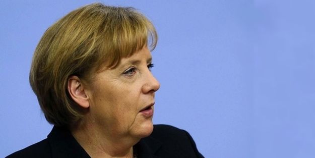 Merkel düştü