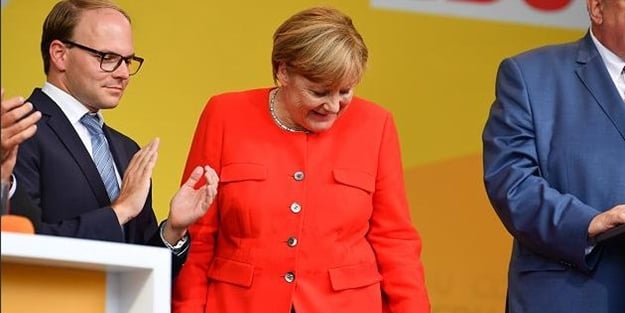 Merkel'e şok protesto! Bakın ne fırlattılar