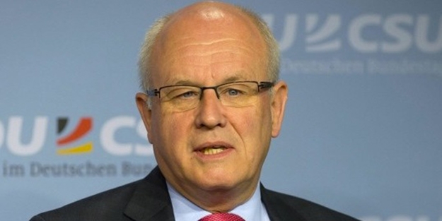 Merkel'e partisinden 'İslam' itirazı