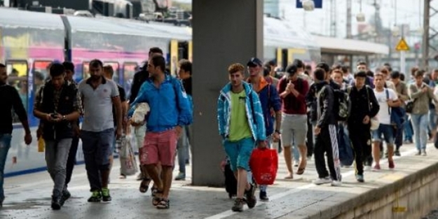 Merkel'e rağmen yüz binlerce Alman...