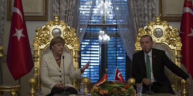 Merkel'in oturduğu koltuklar Paralel'e fena koydu!