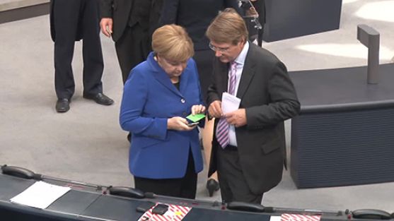 Merkel'in telefonunu Pofalla'ya göstermesi kamerada