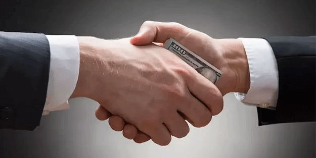 Merkez Bankası eski Başkan Yardımcısını rüşvetle suçladılar