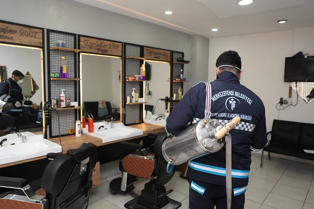 Merkezefendi’de 730 berber, kuaför ve güzellik salonu dezenfekte edildi 