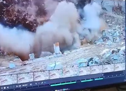 Mermer ocağında facia! İşçiler enkaz altında kaldı, çökme anları kamerada
