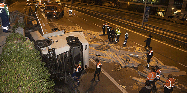 Mermer yüklü tır D-100 karayoluna devrildi
