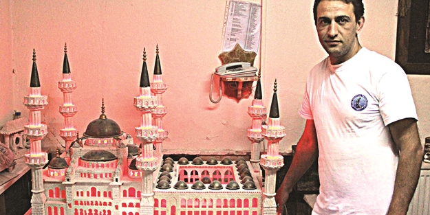 Afyon'da mermerle Sultan Ahmet Camii’ni yaptı