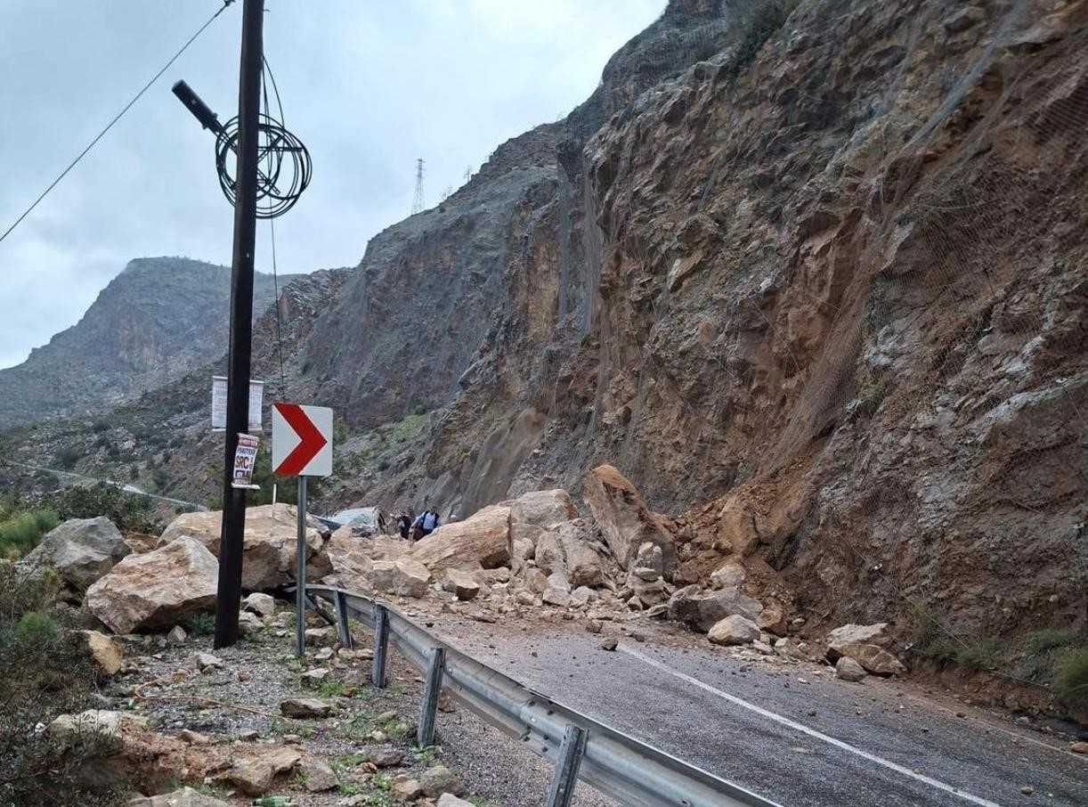 Mersin-Antalya karayolunda heyelan: Yol trafiğe kapandı, 1 yaralı