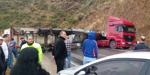 Mersin-Antalya yolunu 3 saat ulaşıma kapatan kaza