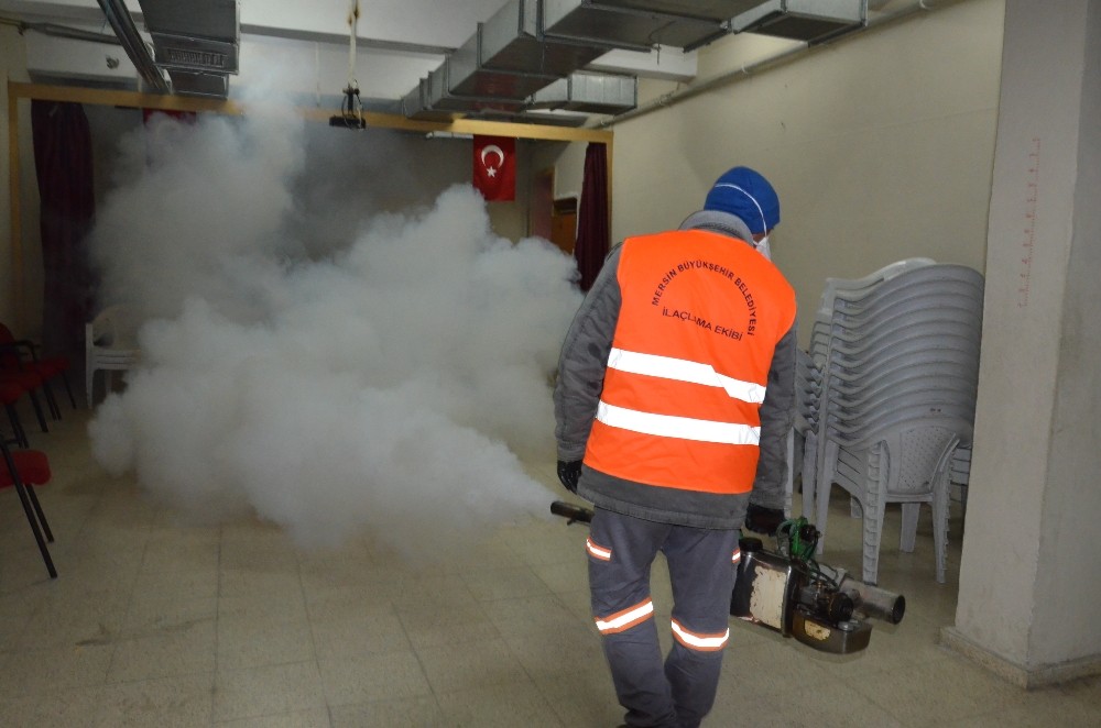 Mersin belediye ekipleri okulları ilaçlıyor 