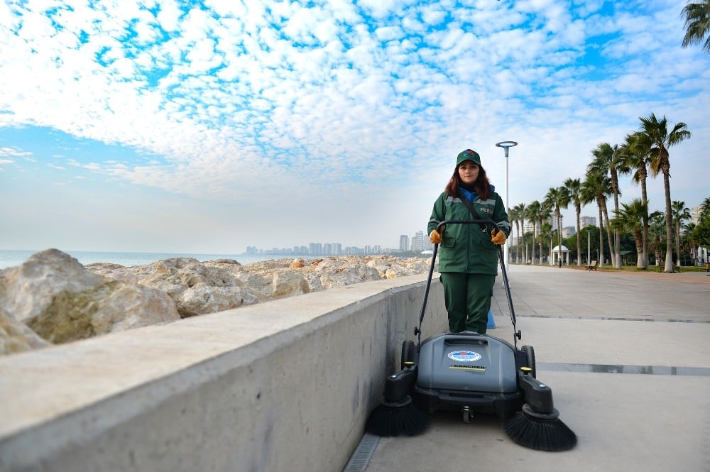 Mersin Büyükşehir, 10 adet süpürge makinesi aldı 