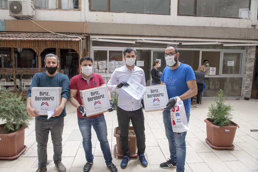 Mersin Büyükşehir Belediyesi, esnafa gıda kolisi ulaştırıyor 