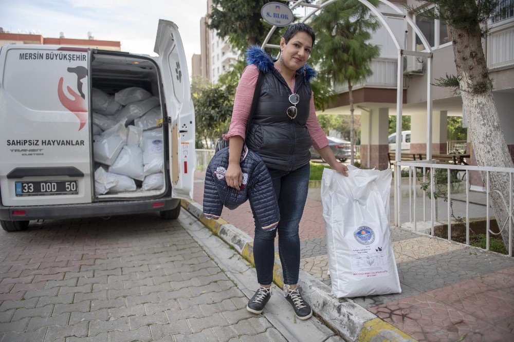 Mersin Büyükşehir Belediyesi, hayvanseverlere ayda 2 ton mama dağıtıyor 