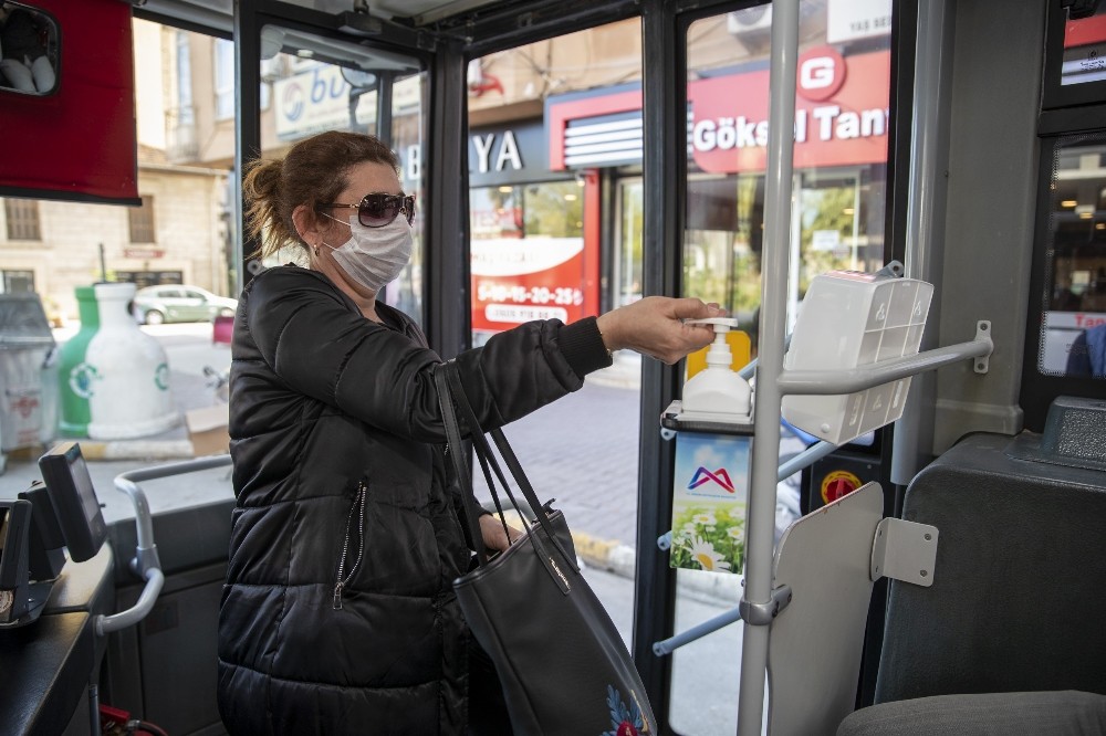 Mersin Büyükşehir Belediyesi ücretsiz maske dağıtıyor 