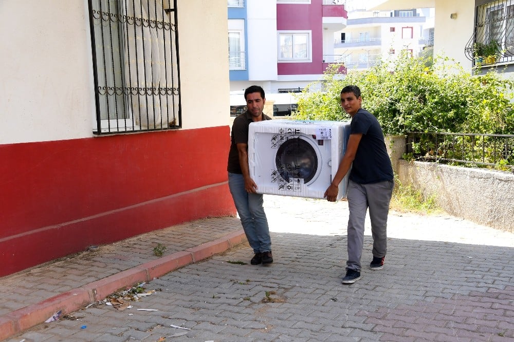 Mersin Büyükşehir’den yangında evleri zarar gören ailelere beyaz eşya yardımı 
