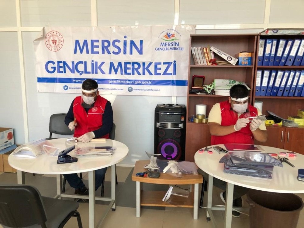 Mersin Gençlik Merkezi, sağlık çalışanları için siperlik maske üretimine başladı 